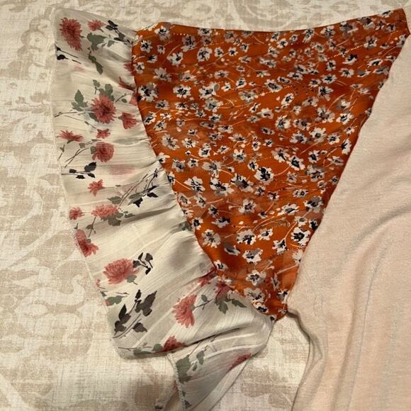 Hailey & Co knit v neck top ivory with floral inset bell sleeves Sz L - Picture 6 of 8